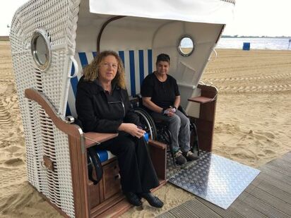 zwei Frauen im Rollstuhl im Strandkorb